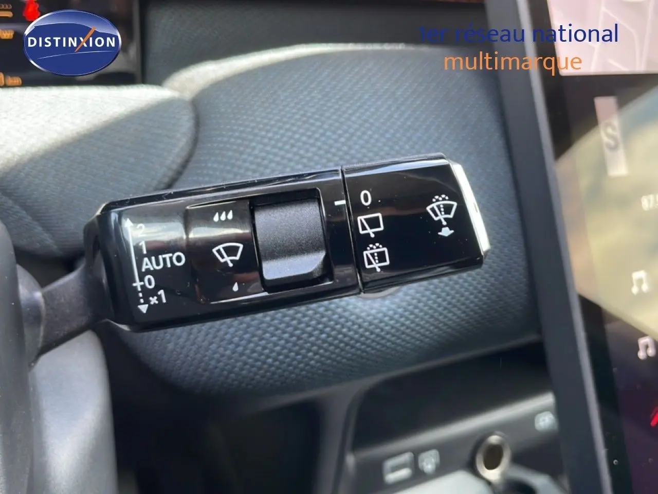 Gros plan sur la commande des essuie-glaces du Citroën C5 Aircross Hybrid 2026, intérieur tissu gris.