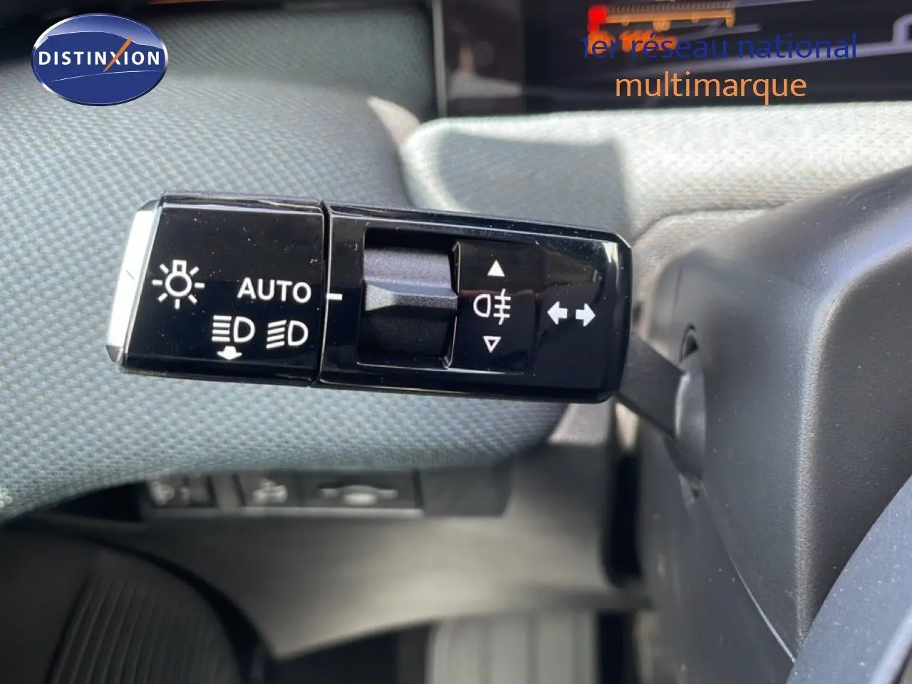 Gros plan sur la commande des feux et clignotants dans l'habitacle d'un Citroën C5 Aircross Hybrid 2026.