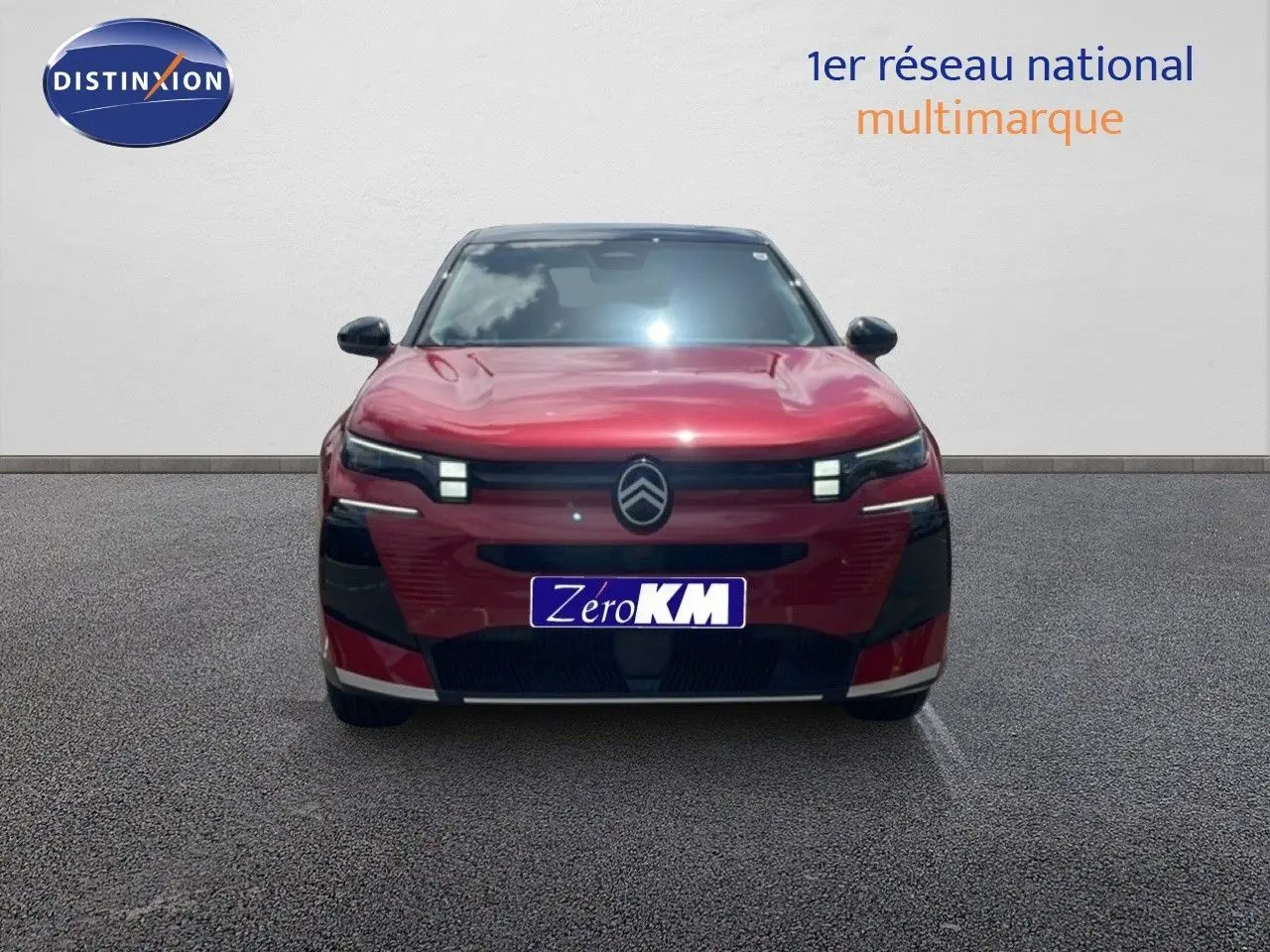Vue frontale d'un Citroën C5 Aircross Hybrid rouge rubis métallisé avec calandre noire et phares LED distinctifs.