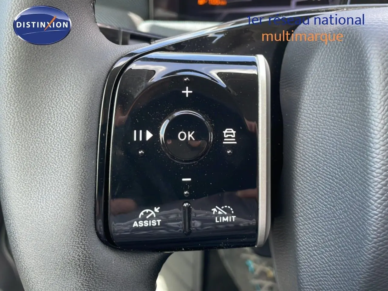 Gros plan sur les commandes noires du volant du Citroën C5 Aircross Hybrid 145ch, finition 2026.