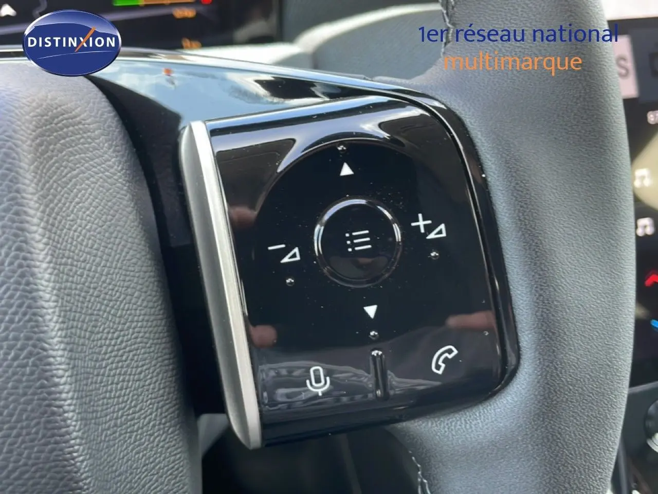 Gros plan sur les commandes vocales et téléphone au volant du Citroën C5 Aircross Hybrid rouge rubis métal, intérieur noir.