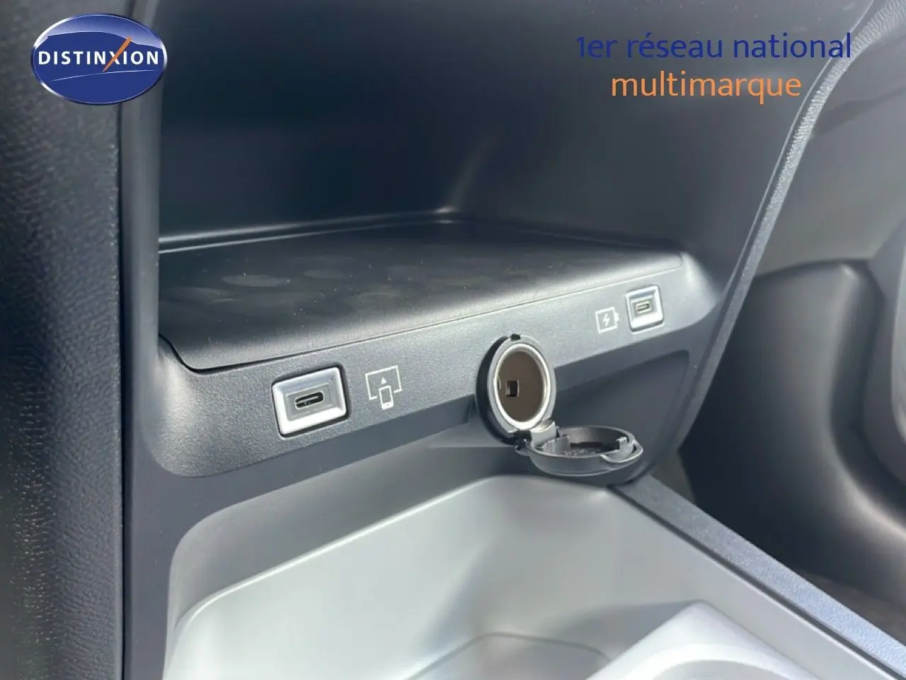 Prise USB-C et allume-cigare ouverts dans la console centrale du Citroën C5 Aircross Hybrid rouge rubis 2026.