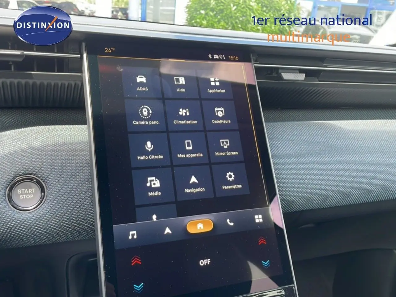 Vue intérieure centrée sur l'écran tactile vertical du tableau de bord du Citroën C5 Aircross Hybrid 2026.