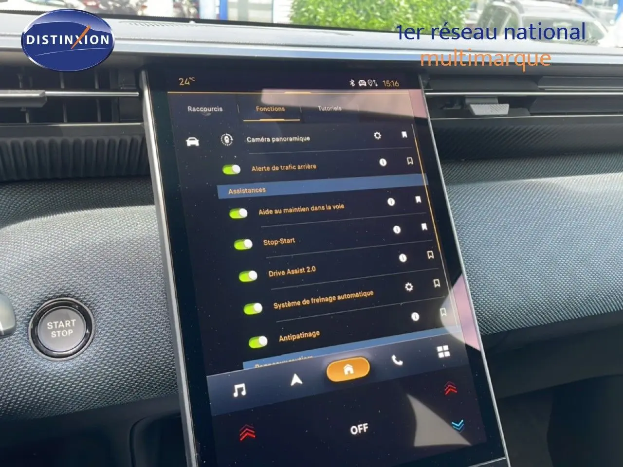 Écran tactile central affichant les options d’assistance du Citroën C5 Aircross Hybrid 2026, intérieur noir.