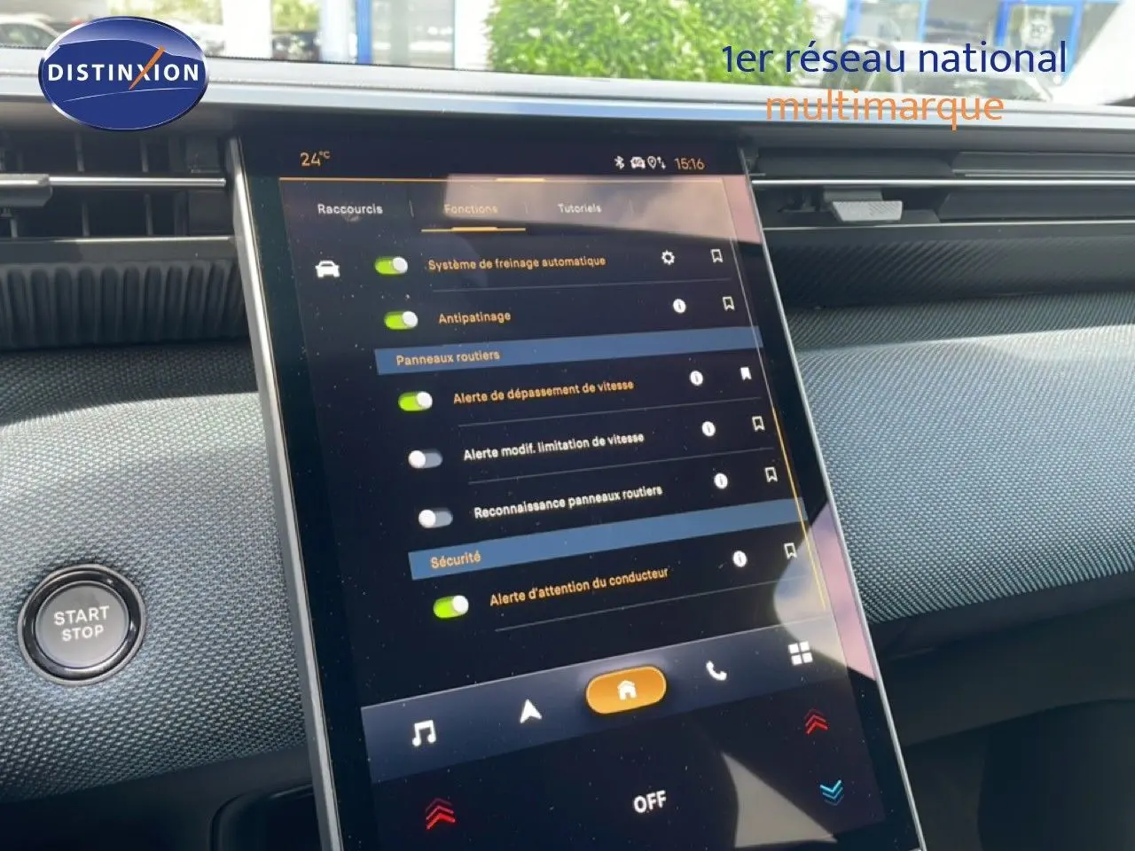 Écran tactile central affichant les réglages d’aide à la conduite dans l’habitacle du Citroën C5 Aircross Hybrid 2026.