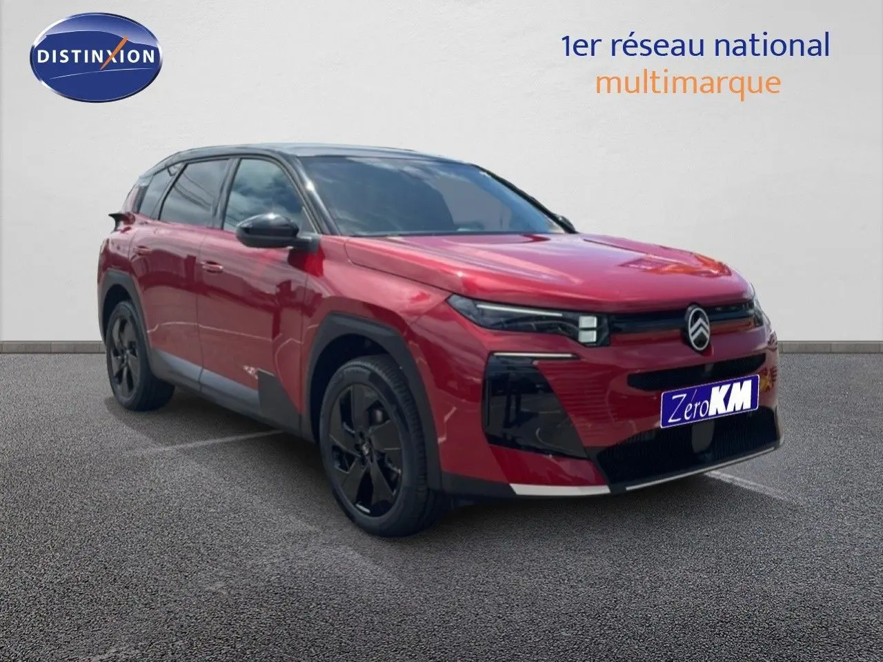 Citroën C5 Aircross Hybrid rouge rubis métal en 3/4 avant droit avec jantes noires et toit noir.