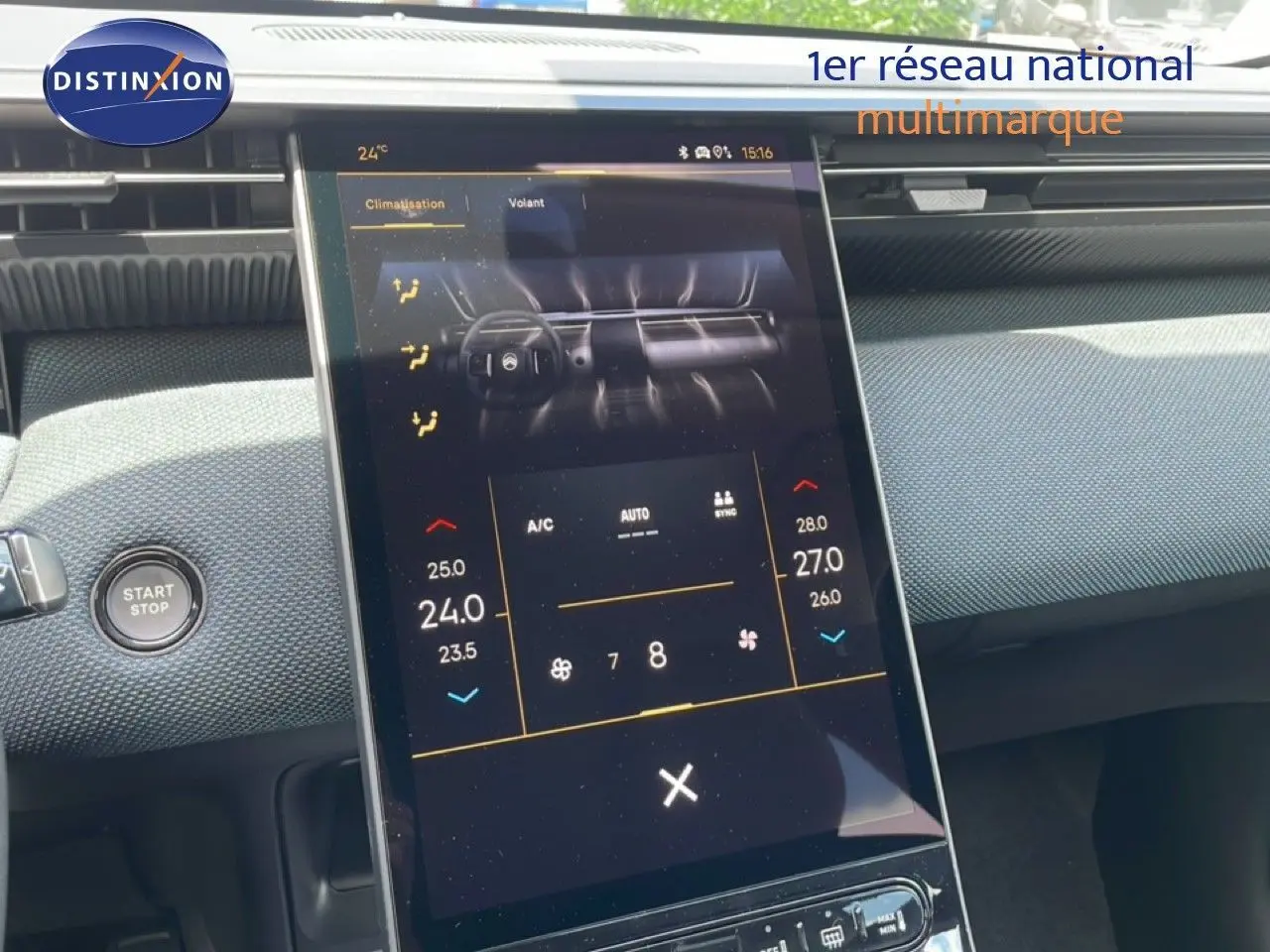 Écran tactile central du tableau de bord du Citroën C5 Aircross Hybrid 2026, affichant les réglages de climatisation.