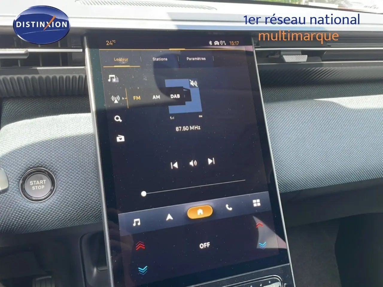 Écran tactile central en mode radio dans l’habitacle du Citroën C5 Aircross Hybrid rouge rubis, vue intérieure frontale.