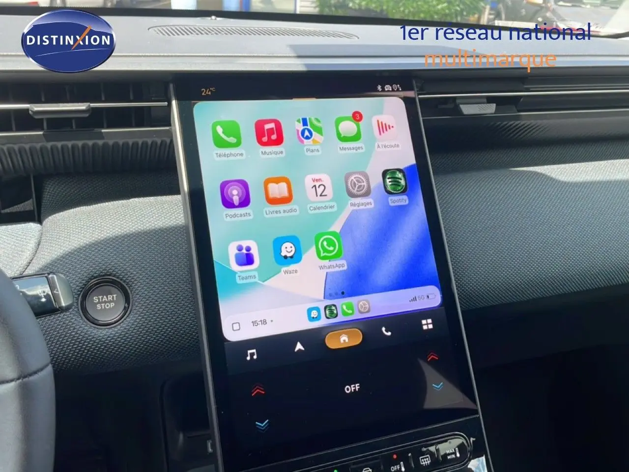 Vue intérieure centrée sur l'écran tactile vertical du tableau de bord du Citroën C5 Aircross Hybrid 2026.