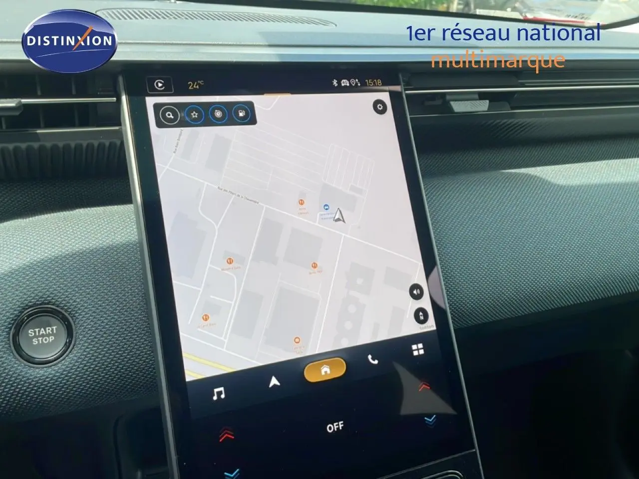 Écran tactile central du tableau de bord du Citroën C5 Aircross Hybrid 2026, vue intérieure côté conducteur.