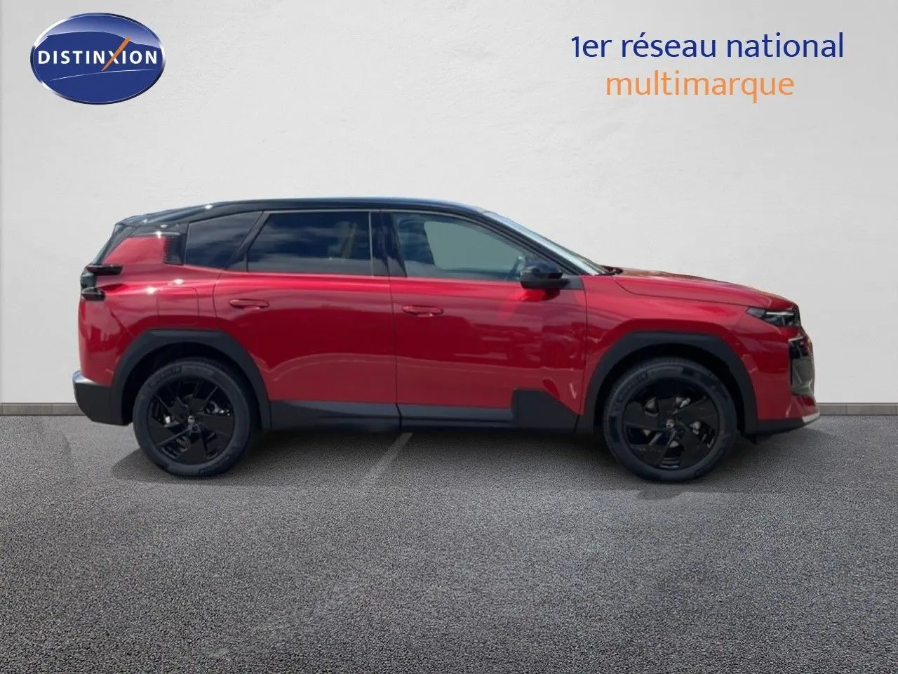 Profil latéral droit du Citroën C5 Aircross Hybrid 145ch en rouge rubis métallisé avec toit noir et jantes noires.