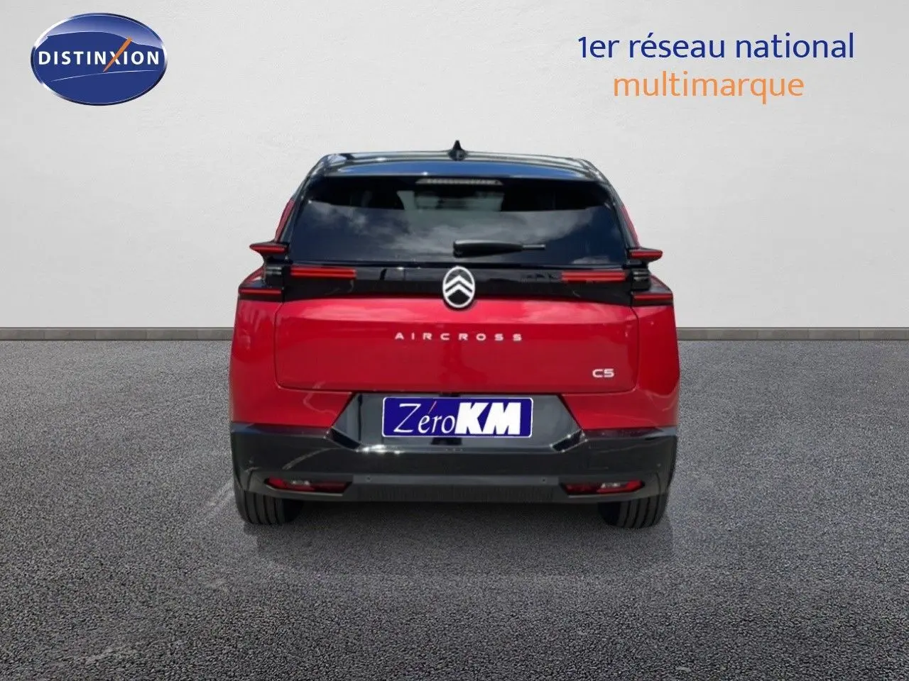 Vue arrière d'un Citroën C5 Aircross Hybrid 145ch rouge rubis métal avec logo et feux arrière noirs.