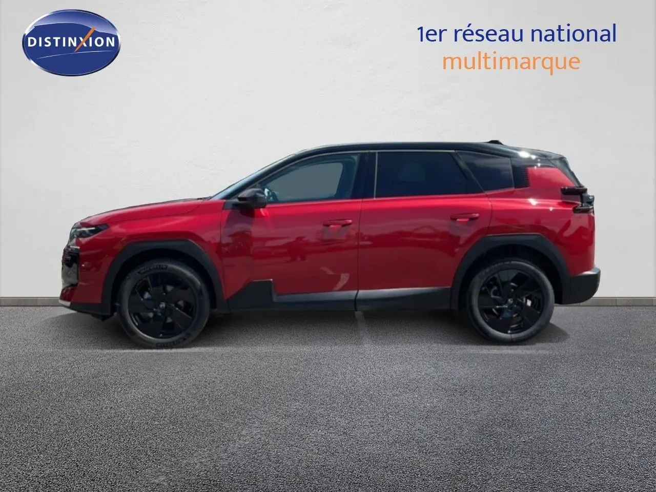 Profil côté gauche du Citroën C5 Aircross Hybrid rouge rubis avec toit noir et jantes noires sur fond neutre.