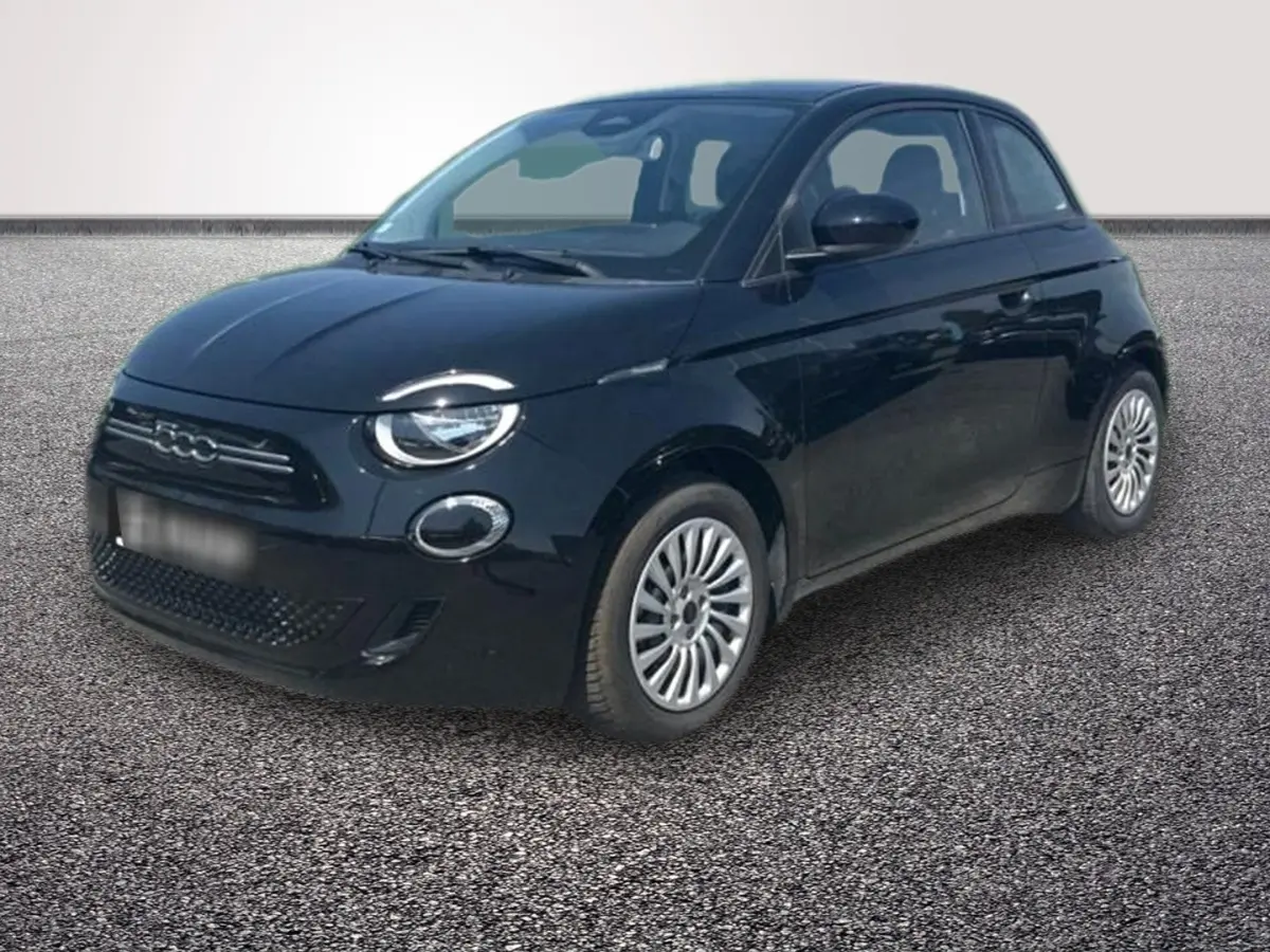 Fiat 500 électrique noire vue 3/4 avant droit sur sol gris, avec jantes argentées et phares ronds LED.