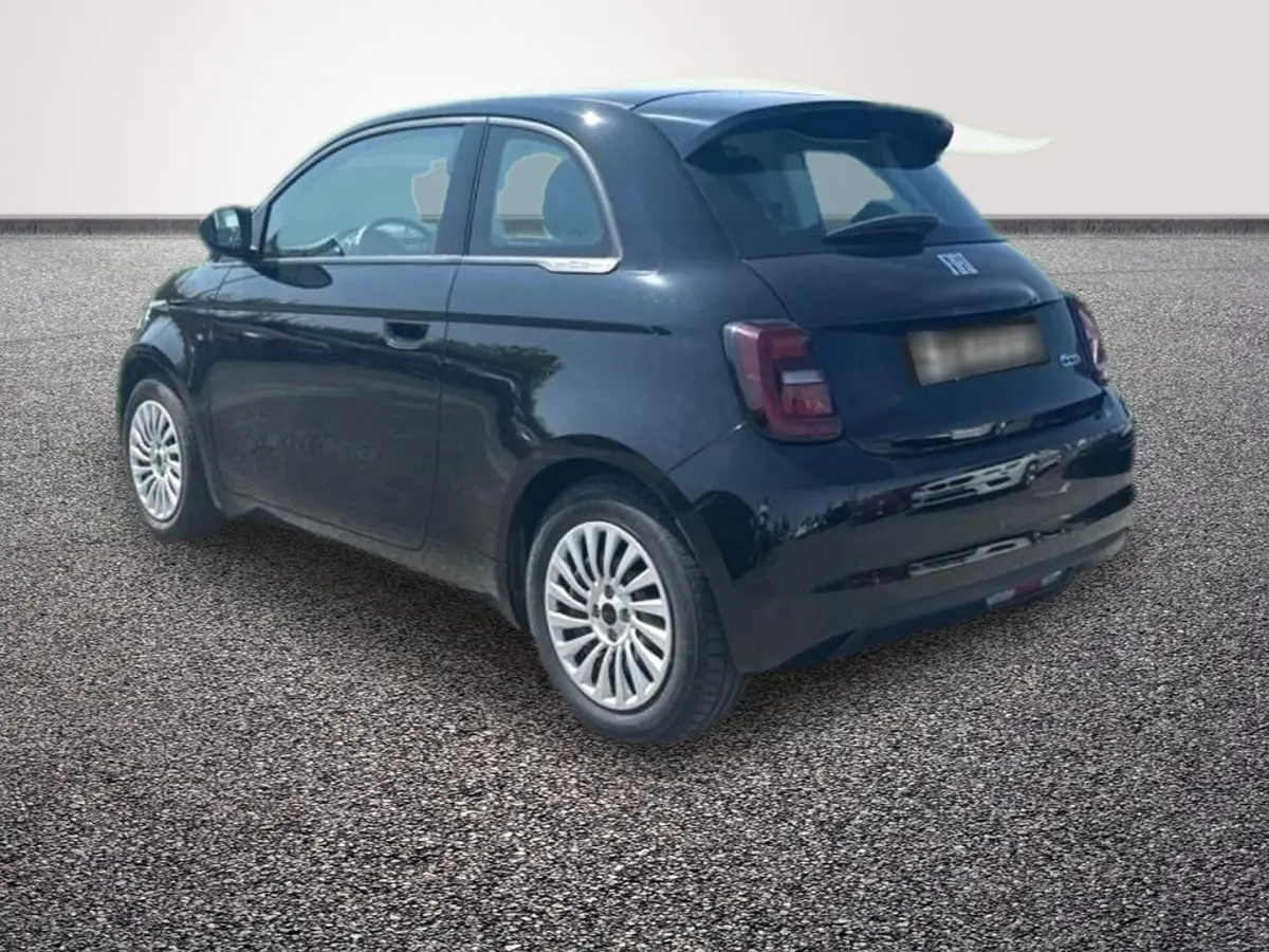 Vue 3/4 arrière droite d'une Fiat 500 électrique noire avec jantes argentées et spoiler de toit.