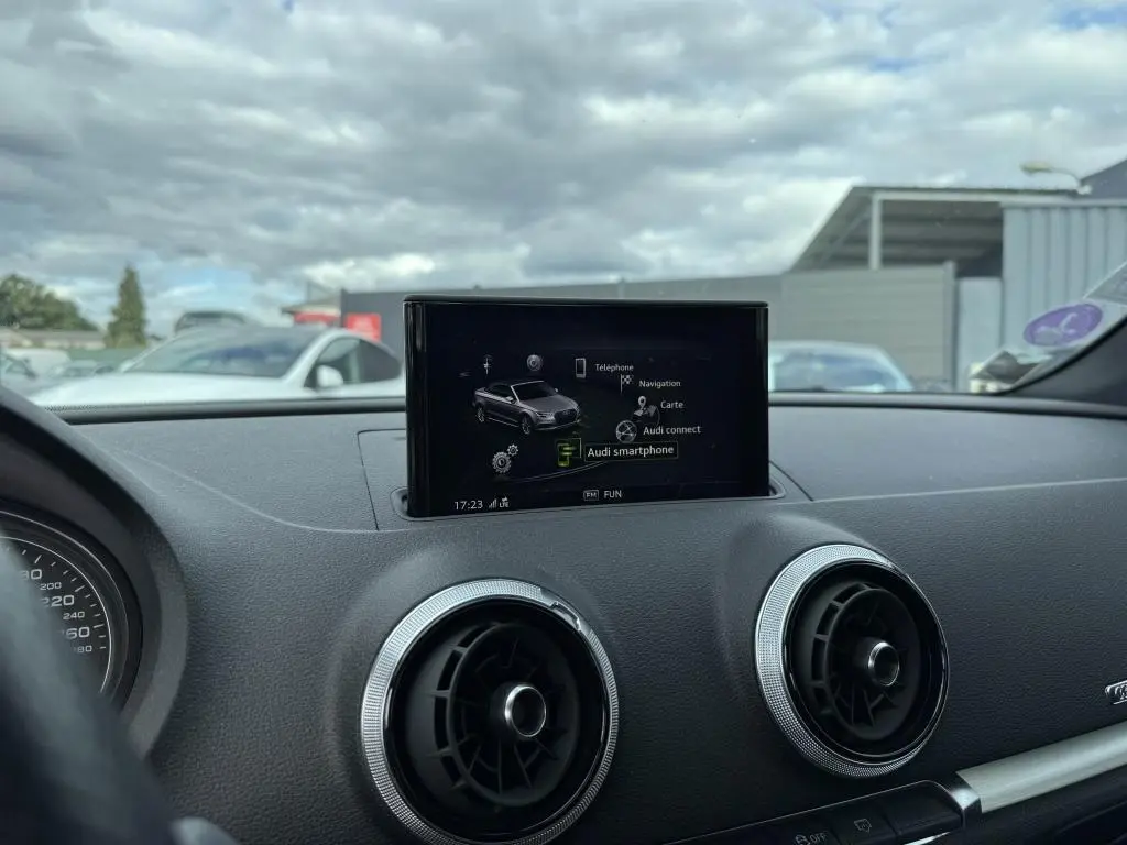 Écran central de l'Audi A3 Cabriolet gris 2019 affichant le menu smartphone, avec aérateurs ronds chromés sur tableau de bord.