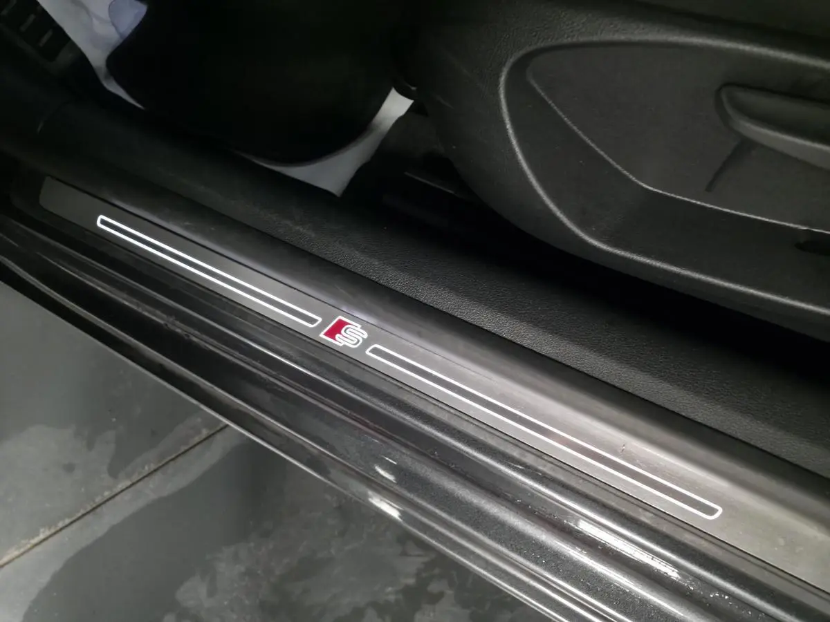 Gros plan sur la moulure de seuil de porte gris métallisé avec logo S line d'une Audi A3 Cabriolet 2019.