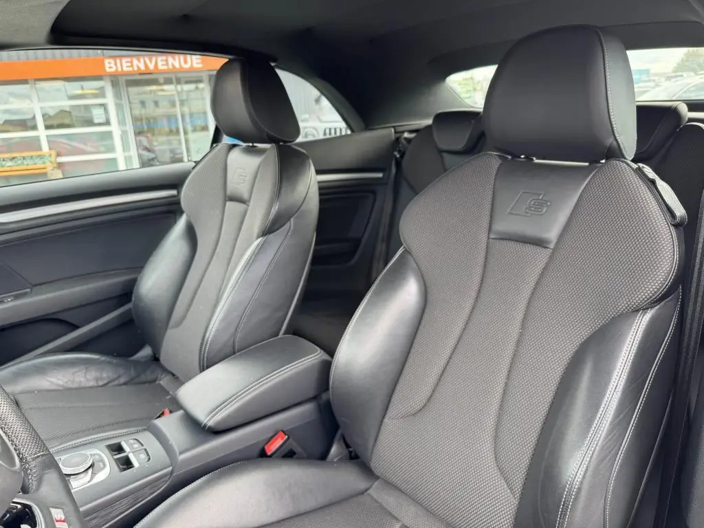 Vue intérieure rapprochée des sièges avant noirs S Line en cuir et tissu de l'Audi A3 Cabriolet gris 2019