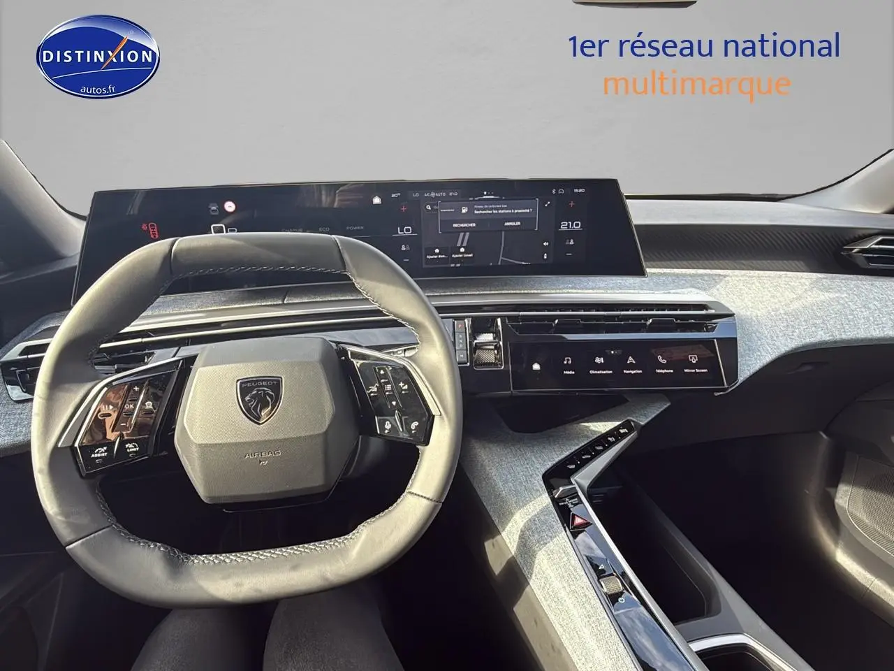 Vue intérieure du tableau de bord et volant cuir multifonction du Peugeot 3008 gris titane, avec écran tactile panoramique.