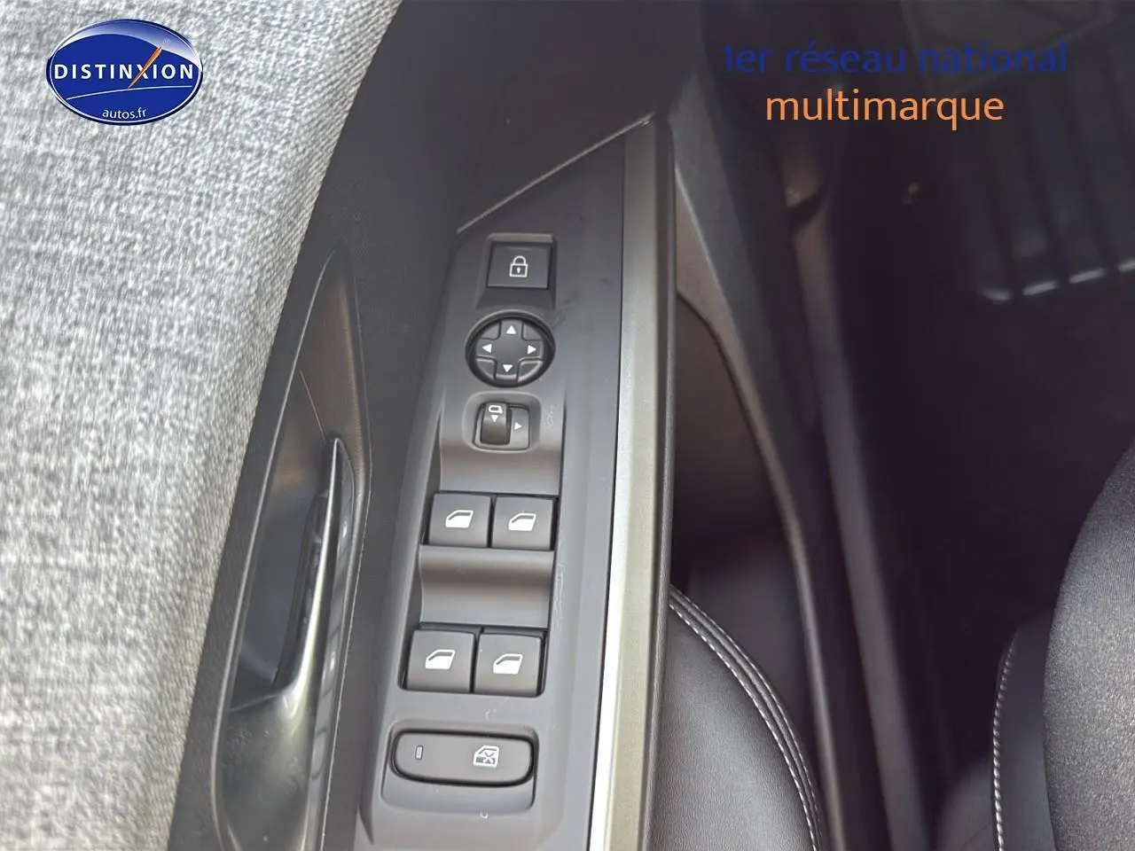 Panneau de commandes des vitres côté gauche intérieur d'un Peugeot 3008 gris titane 2025.