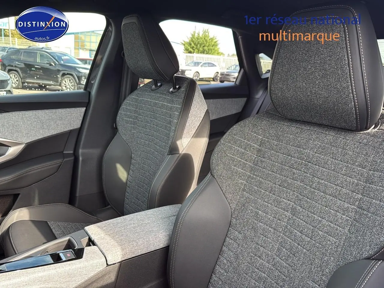 Gros plan sur les sièges avant gris tissu et cuir du Peugeot 3008 1.2 hybrid 145 allure e-dcs6, intérieur lumineux.