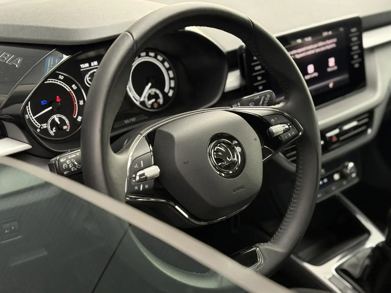 Coffre ouvert vu de l'arrière d'une SKODA FABIA 2024 noir Magic, montrant un espace de chargement propre et spacieux.