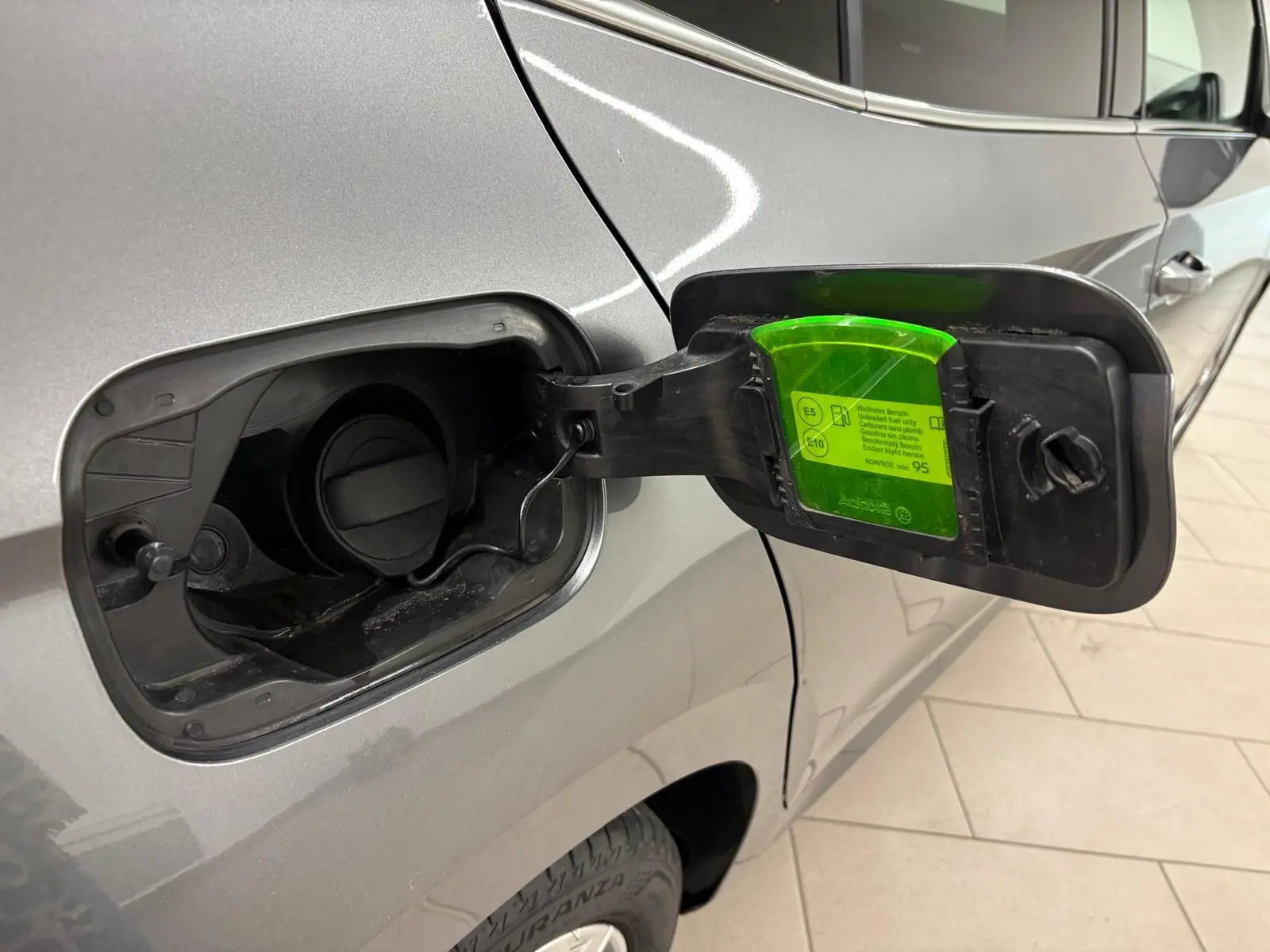 Gros plan sur la trappe à carburant ouverte côté gauche d’une Skoda Fabia 2023 gris graphite métallisé.
