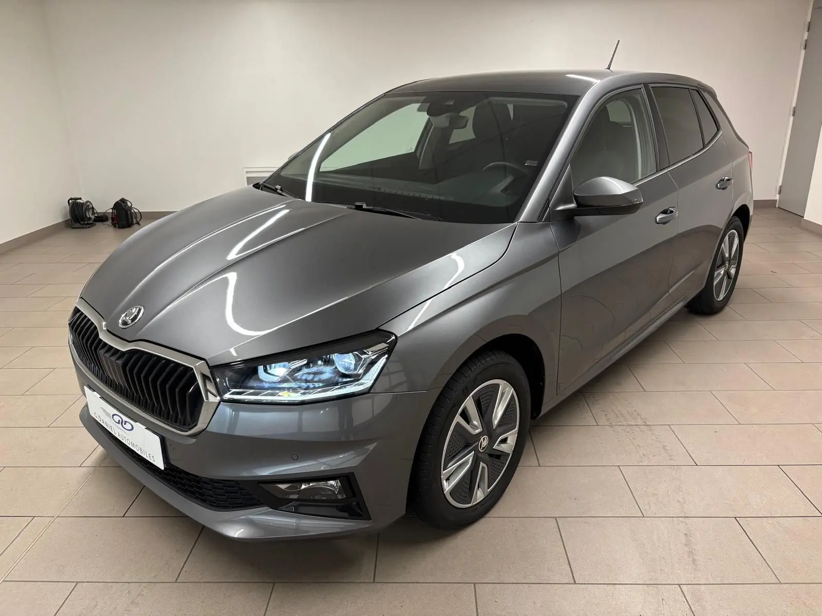 Skoda Fabia 2023 gris graphite métallisé vue 3/4 avant droit avec phares LED et jantes alliage distinctives.