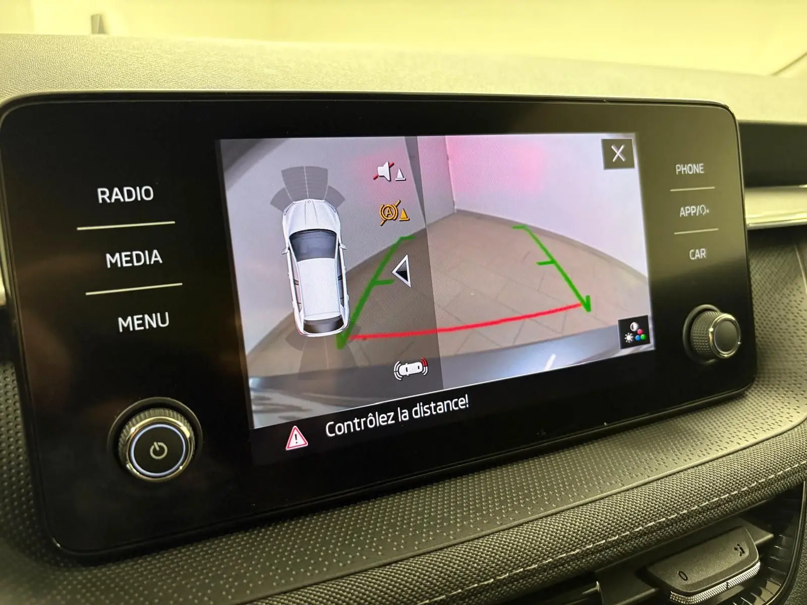 Écran central de la Skoda Fabia 2023 gris graphite montrant la caméra de recul avec guidage de trajectoire.