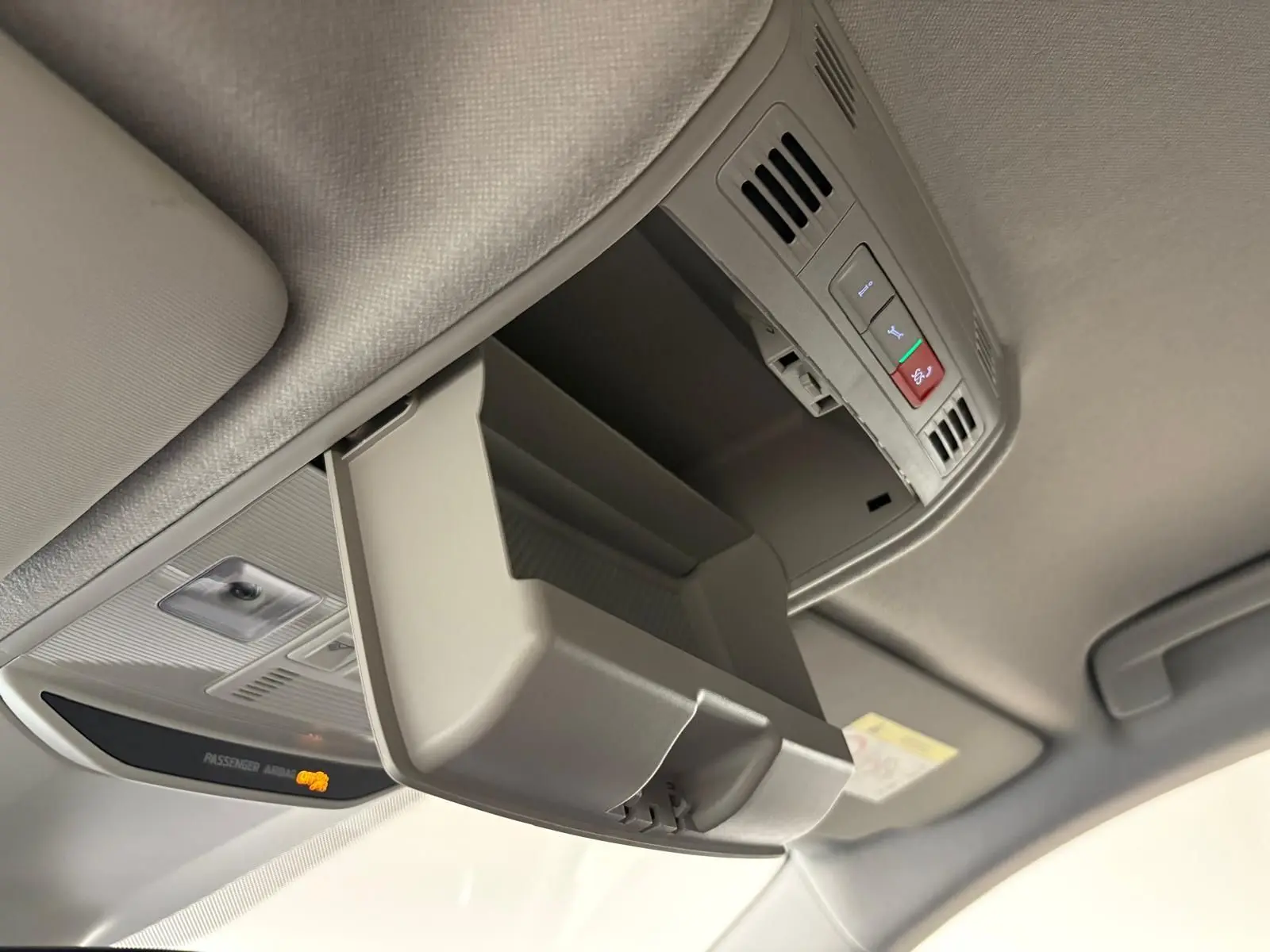 Désolé, l'image montre uniquement un rangement intérieur au plafond, aucun détail extérieur du Skoda Fabia Gris Graphite n'est visible.