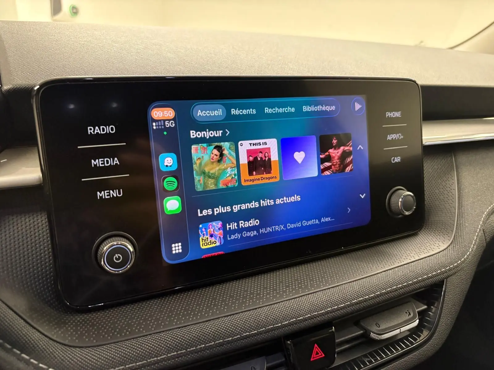 Écran tactile central de la Skoda Fabia 2023 affichant l’interface multimédia avec options radio et applications.