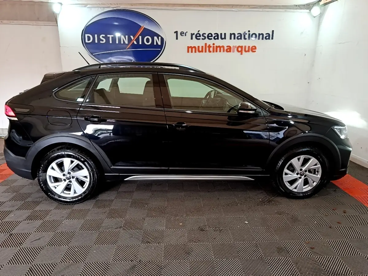 Profil droit du Volkswagen Taigo noir 2023, mettant en valeur ses lignes fluides et ses jantes argentées.