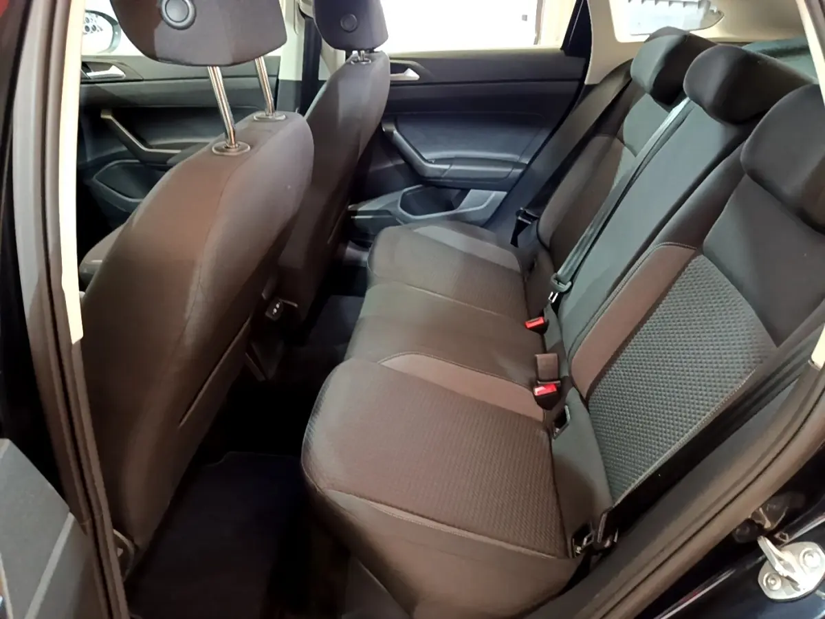 Vue intérieure des sièges arrière noirs du Volkswagen Taigo 1.0 TSI 95 Life, banquette 3 places avec ceintures visibles.