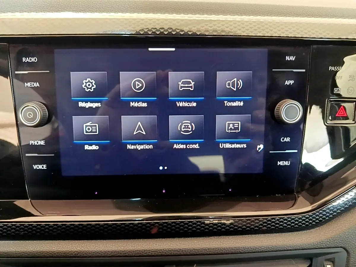 Écran tactile central du tableau de bord du Volkswagen Taigo noir, affichant le menu principal des réglages.