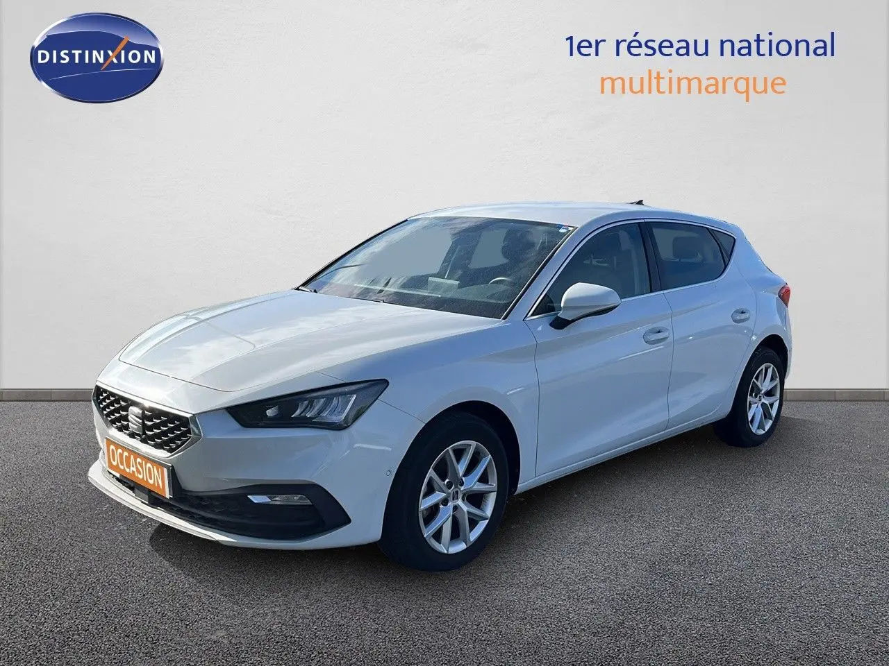 SEAT Leon 2.0 TDI blanc neige vue 3/4 avant droit avec jantes alliage et calandre distinctive.