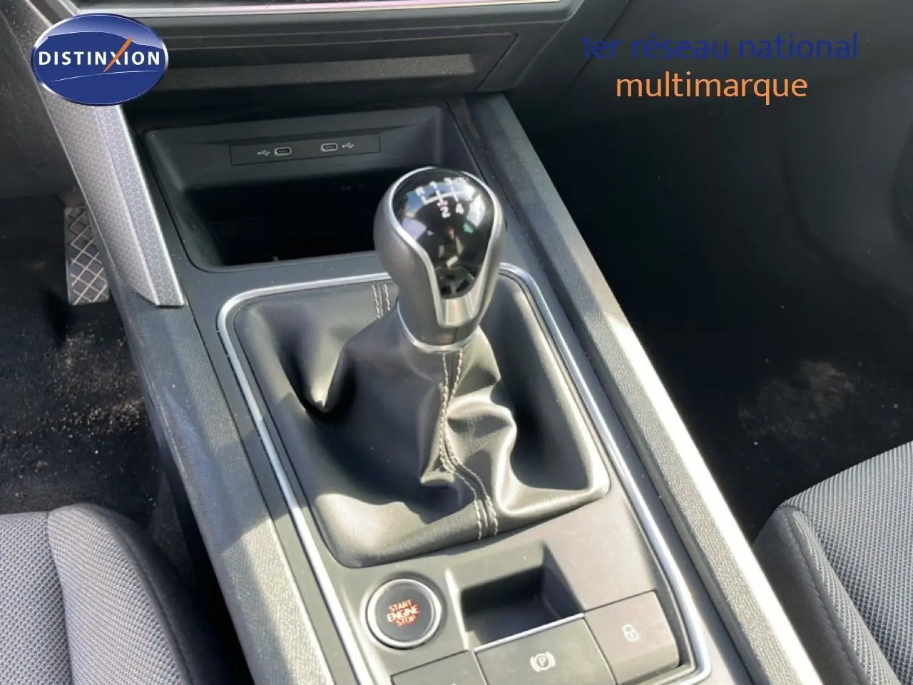 Vue rapprochée de la boîte manuelle noire et du levier de vitesses dans l’habitacle d’une SEAT LEON blanc neige.