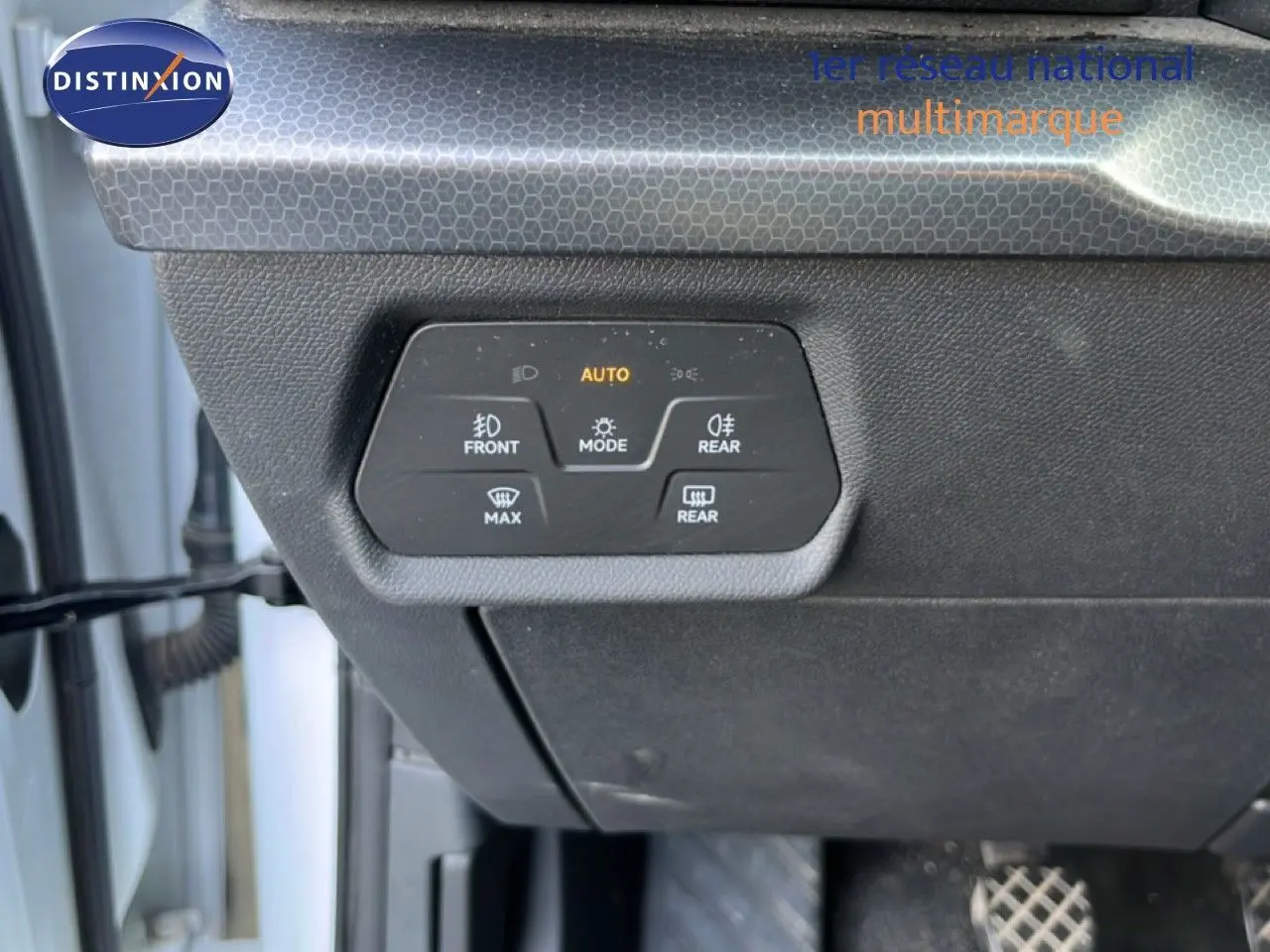 Gros plan sur les commandes d'éclairage intérieures du SEAT LEON blanc neige, version 2025, côté conducteur.