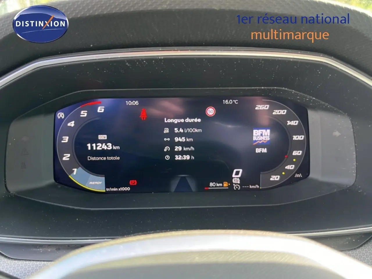 Tableau de bord numérique de SEAT LEON 2.0TDI blanc neige, affichant vitesse, consommation et distance totale.