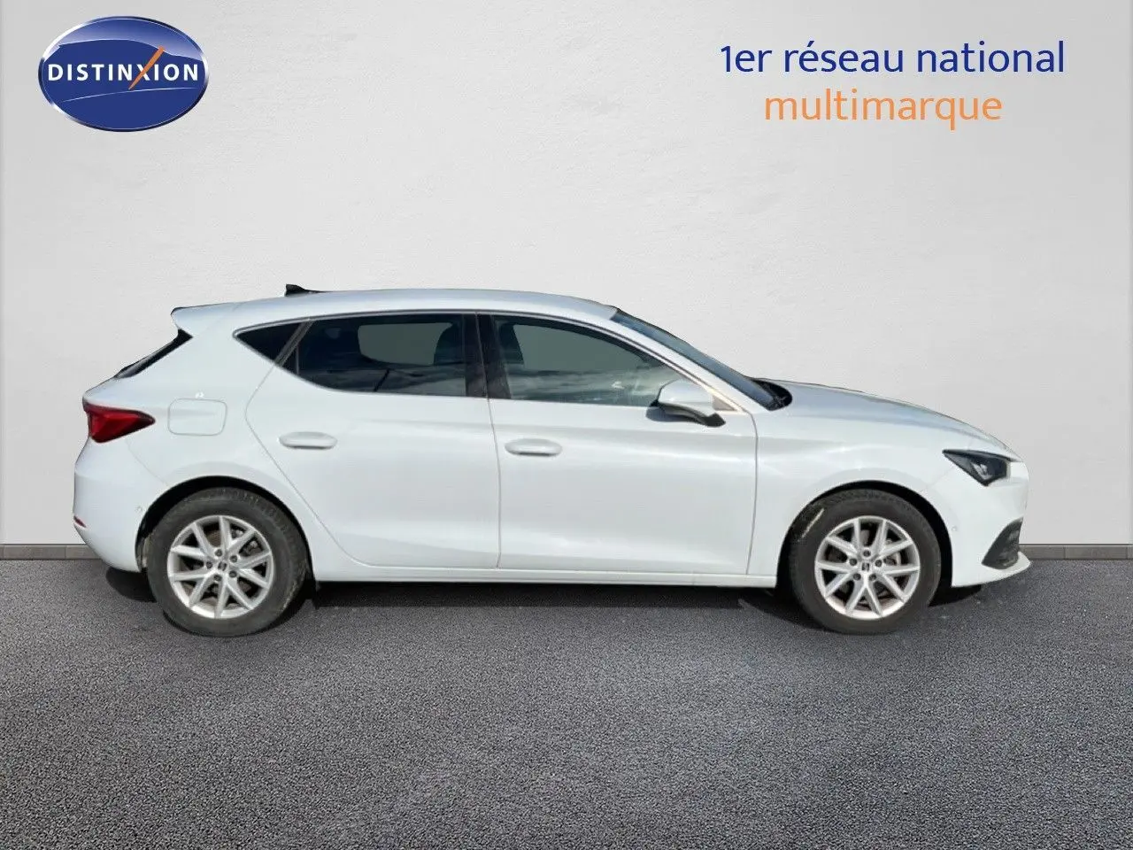 Profil droit d'une SEAT LEON blanc neige 2025, version 2.0TDI STYLE XL, avec jantes alliage et vitres teintées.