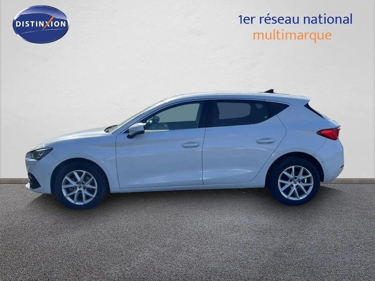 Vue latérale droite d'une SEAT Leon 2025 blanc neige, version 2.0TDI 115CH STYLE XL, avec jantes alliage et lignes épurées.