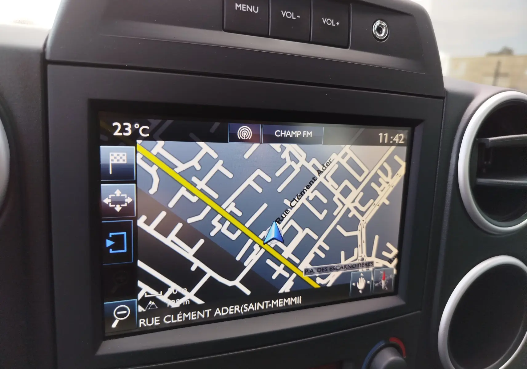 Gros plan sur l'écran GPS intégré du Peugeot Partner Tepee 2017, affichant une carte de navigation en intérieur gris.