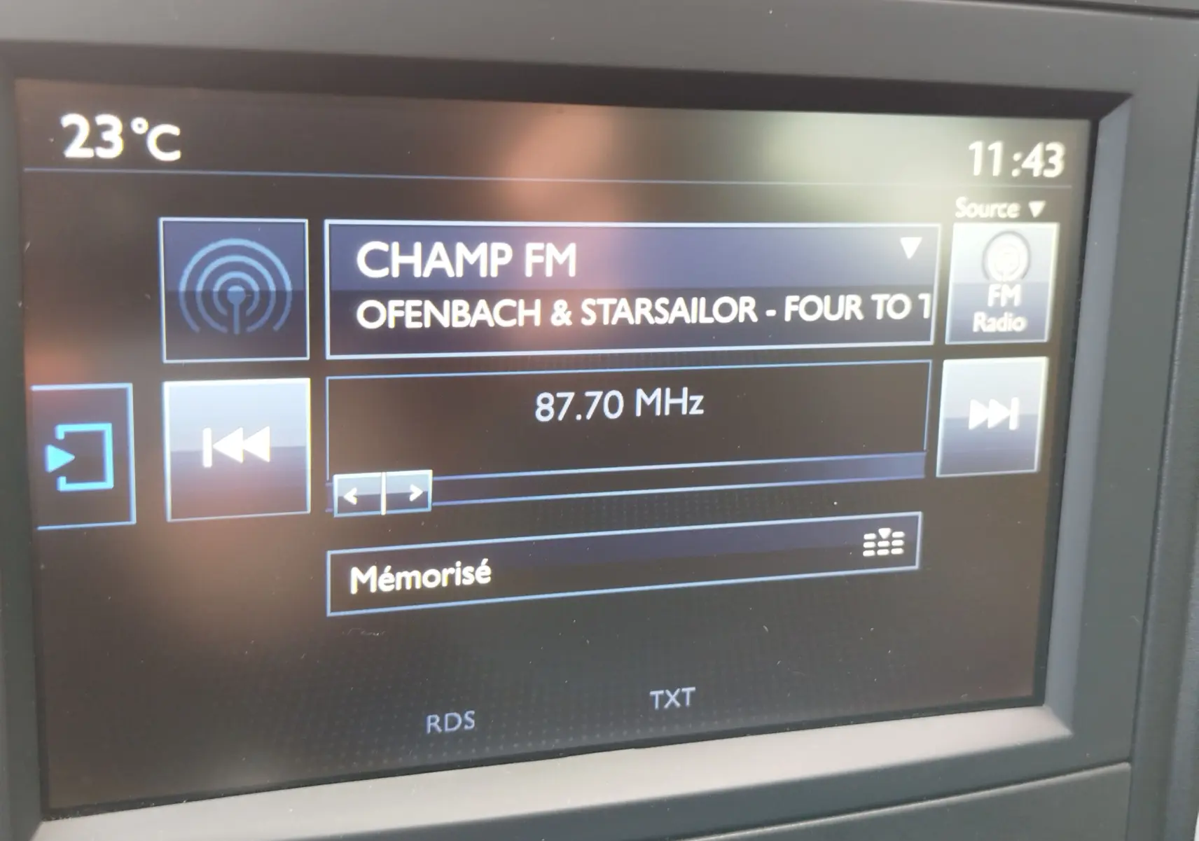 Écran central du tableau de bord du Peugeot Partner Tepee 2017 affichant la radio FM sur 87,70 MHz, interface moderne.