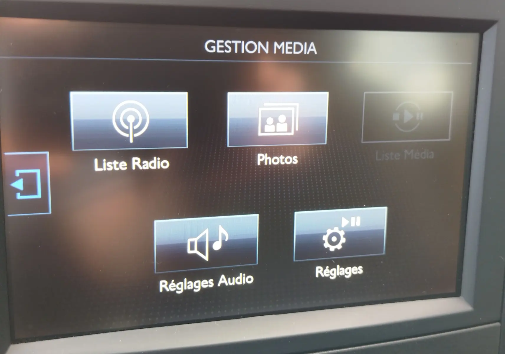 Écran tactile du système multimédia du Peugeot Partner Tepee 2017 affichant le menu de gestion média.