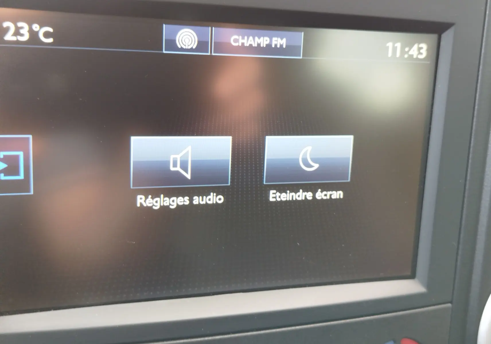 Écran tactile intérieur du Peugeot Partner Tepee 2017 affichant les réglages audio et l'option éteindre écran.