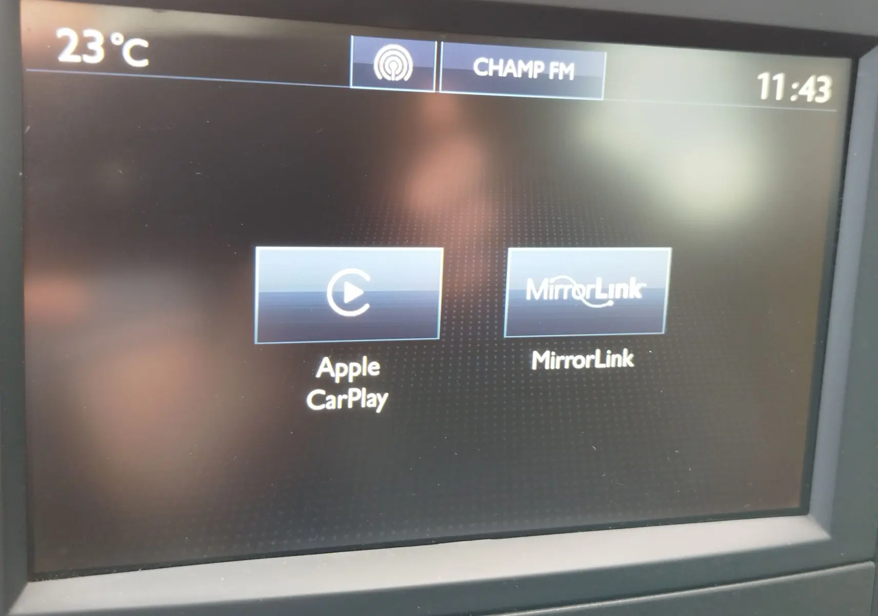 Écran tactile intérieur du Peugeot Partner Tepee 2017 affichant les options Apple CarPlay et MirrorLink.