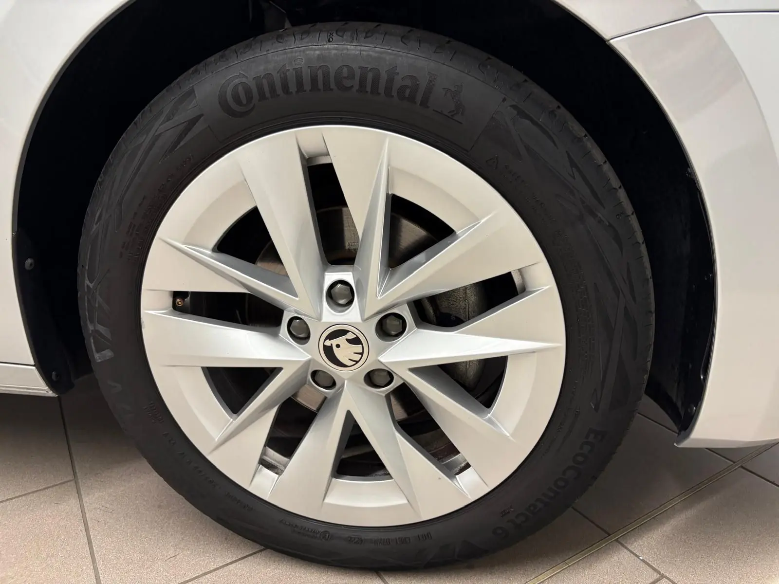 Gros plan sur la jante argentée d'une Skoda Octavia Combi 2.0 TDI 150 DSG7 Style 2023 avec pneu Continental.