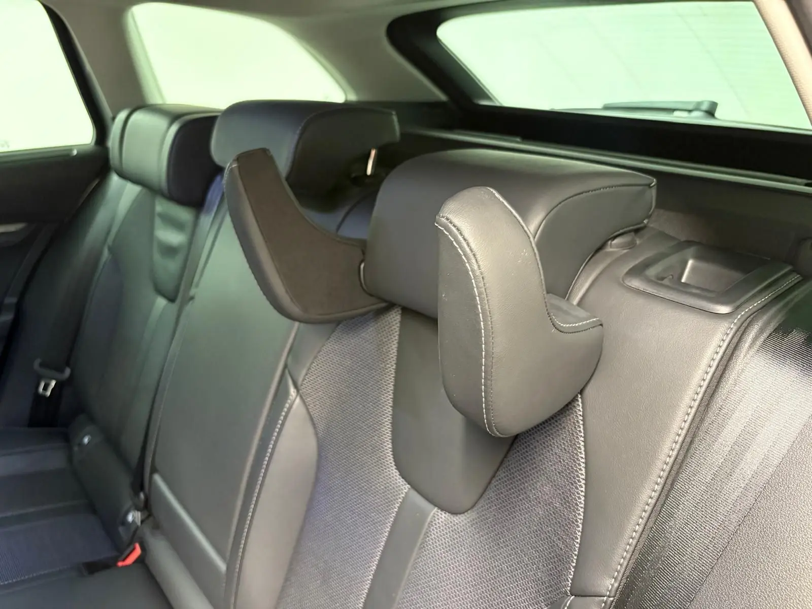 Gros plan sur les sièges arrière en cuir noir de la Skoda Octavia Combi gris argent 2023, version Style.