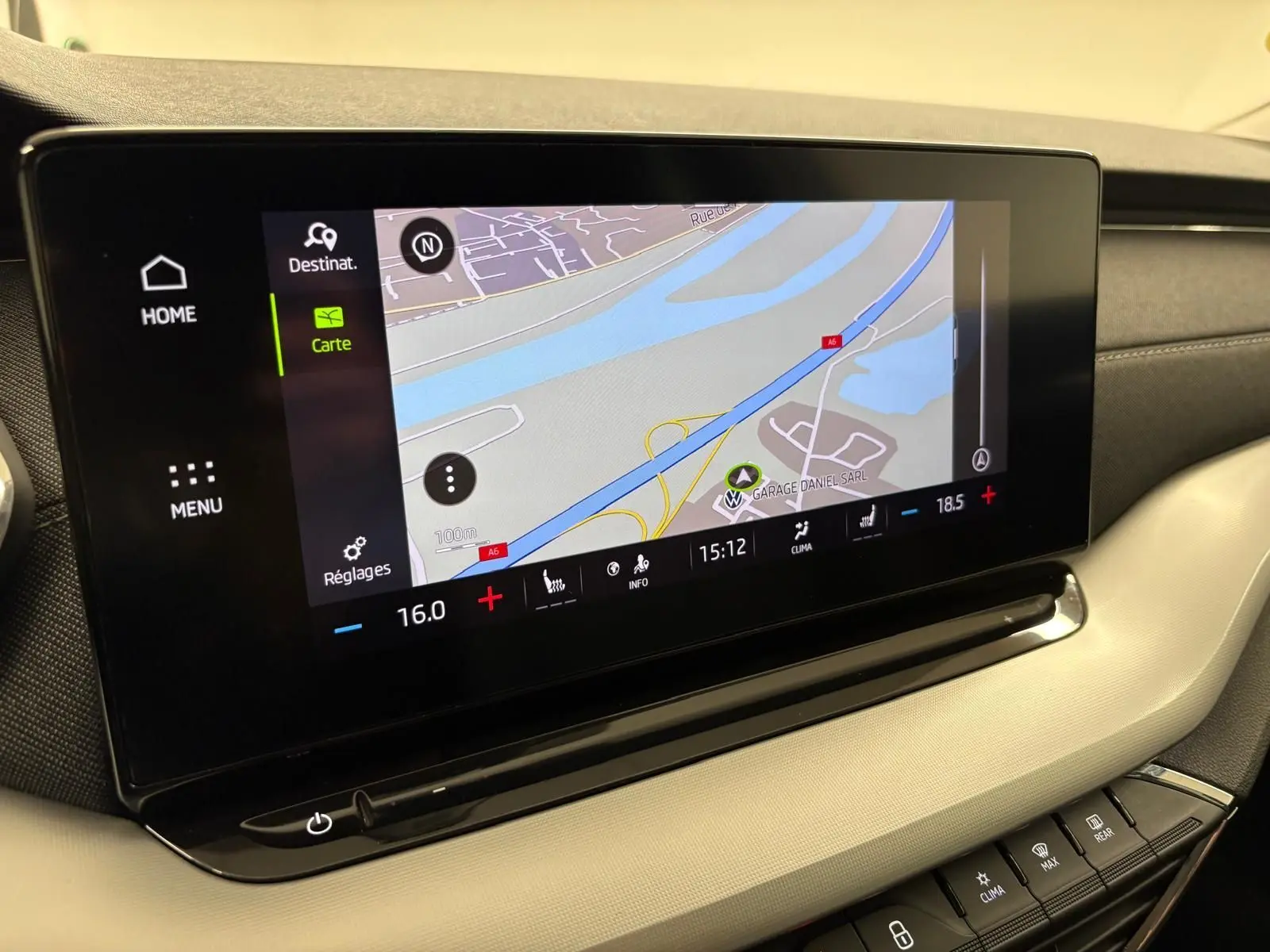 Écran tactile central avec navigation GPS et commandes climatisation dans l'habitacle d'une Skoda Octavia Combi gris argent 2023.