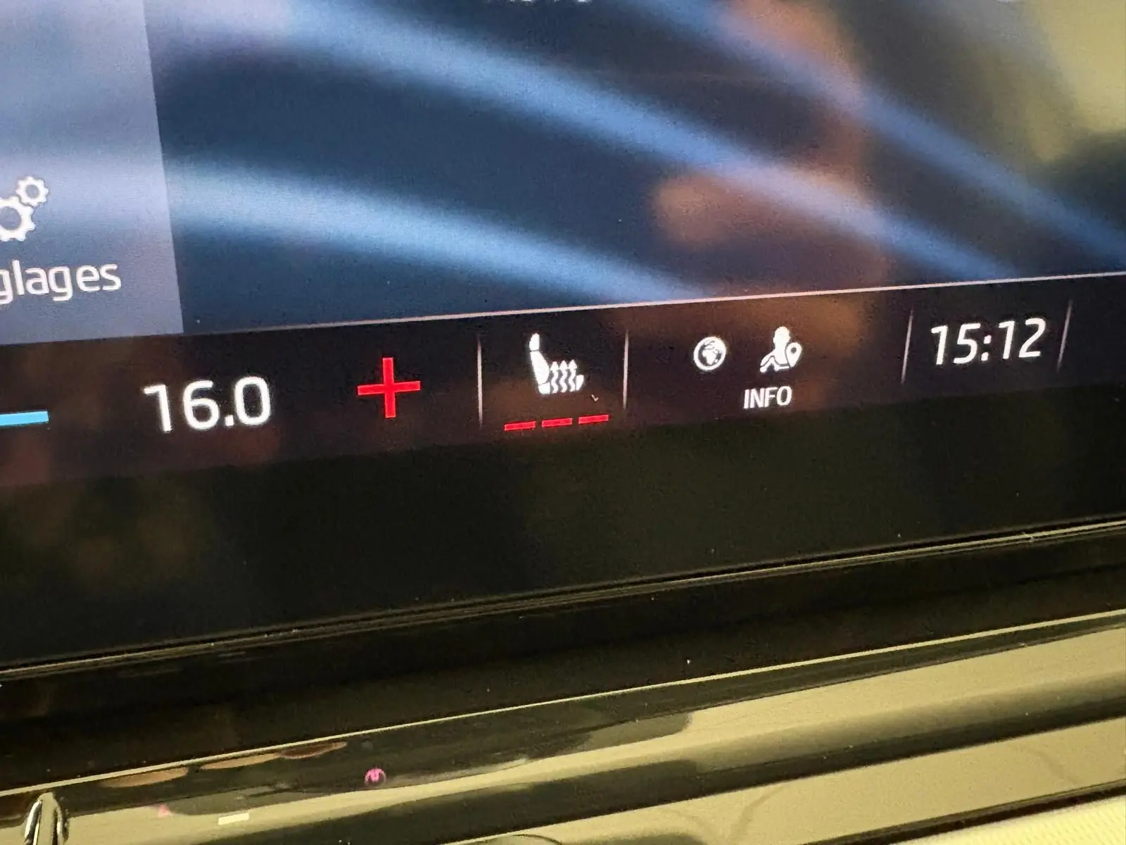 Affichage numérique du tableau de bord de la Skoda Octavia Combi 2023, réglage de la température à 16°C avec siège chauffant activé.