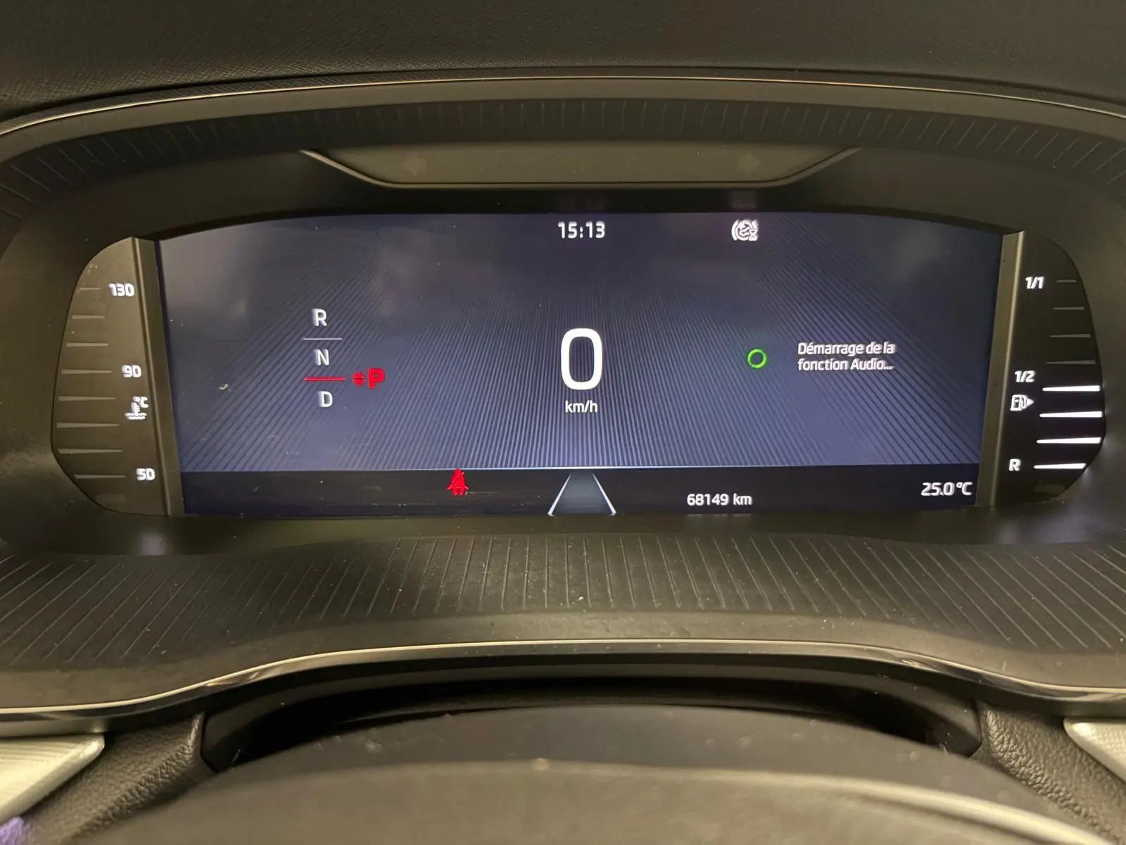 Tableau de bord numérique de la Skoda Octavia Combi 2023 affichant la vitesse à 0 km/h et la température à 25°C.